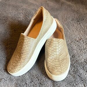 J Slides Slip-On Slip Ons in Beige Faux-Snakeskin Sz 7.5